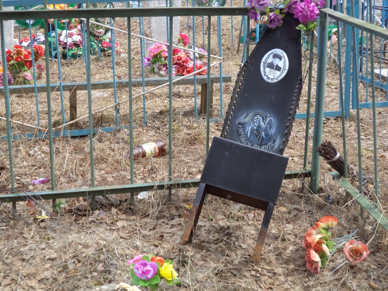 В Юшкове дети разгромили несколько памятников на кладбище  - Фото 2