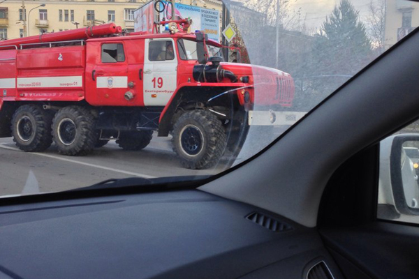 В Екатеринбурге из жилого дома на Краснофлотцев пожарные эвакуировали пятнадцать человек - Фото 2