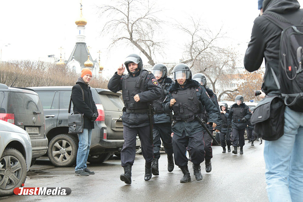 Сторонники Навального вышли на запрещенный митинг в Екатеринбурге. Есть первые задержанные. ФОТО - Фото 4