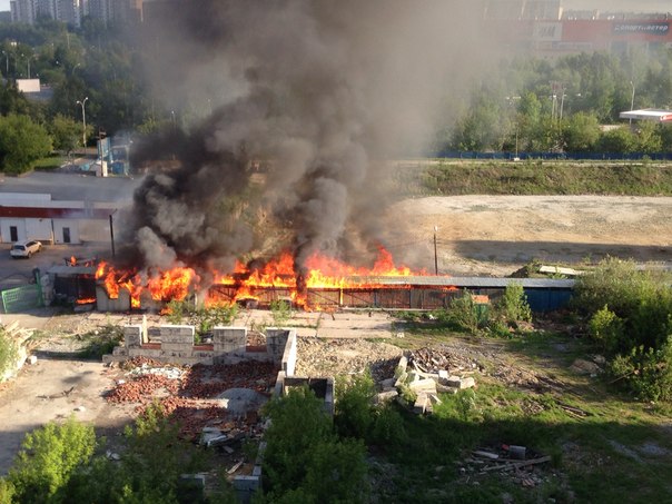 Сильный пожар на ЖБИ. Сгорела будка и деревянный переход на стройплощадке - Фото 2