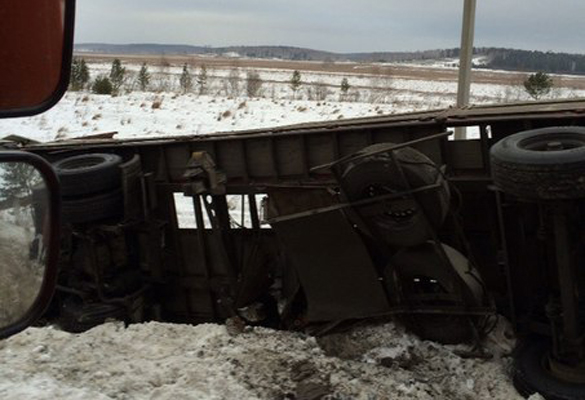 В Шабрах лихачи на «десятке» столкнули грузовик в кювет - Фото 2