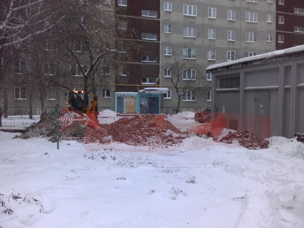 Жители ЖБИ жалуются на «раскопки» во дворе: «Люди вынуждены ходить под балконами по колено в снегу» - Фото 3
