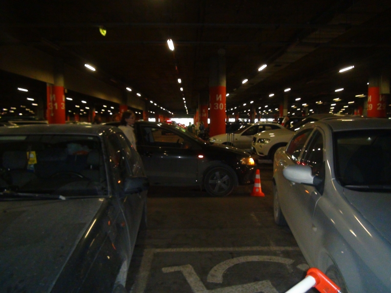 Восьмилетняя девочка попала под машину на парковке одного из торговых центров  - Фото 2