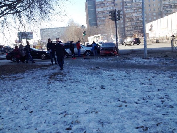 В микрорайоне Заречный произошло массовое ДТП. Два автомобиля вылетели на тротуар - Фото 5