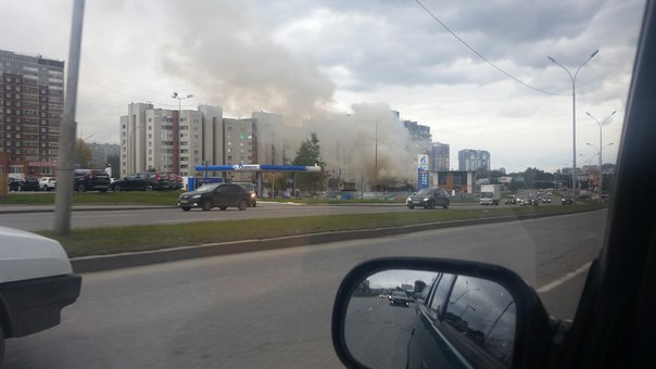 Крупный пожар в Екатеринбурге: рядом с заправкой на улице Халтурина горит деревянный дом. ФОТО - Фото 9