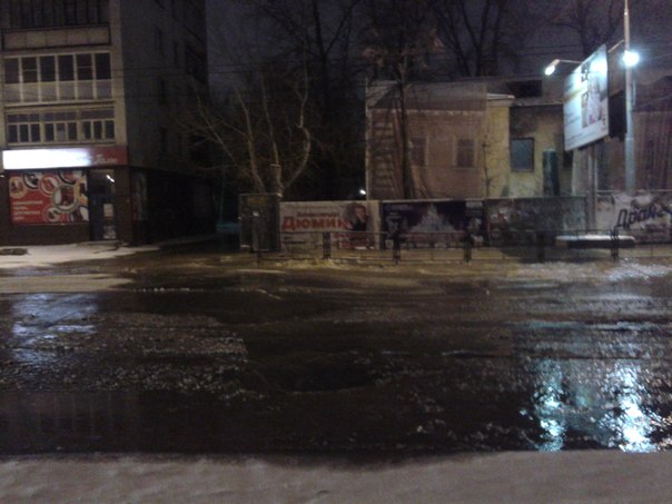 Очередное коммунальное ЧП в Екатеринбурге! Ночью улицу Шевченко залило холодной водой - Фото 2