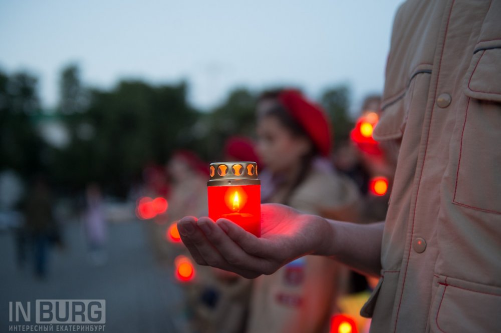 Жители Екатеринбурга выложили гигантское слово «Помним» из свечей на площади 1905 года. ФОТО - Фото 4