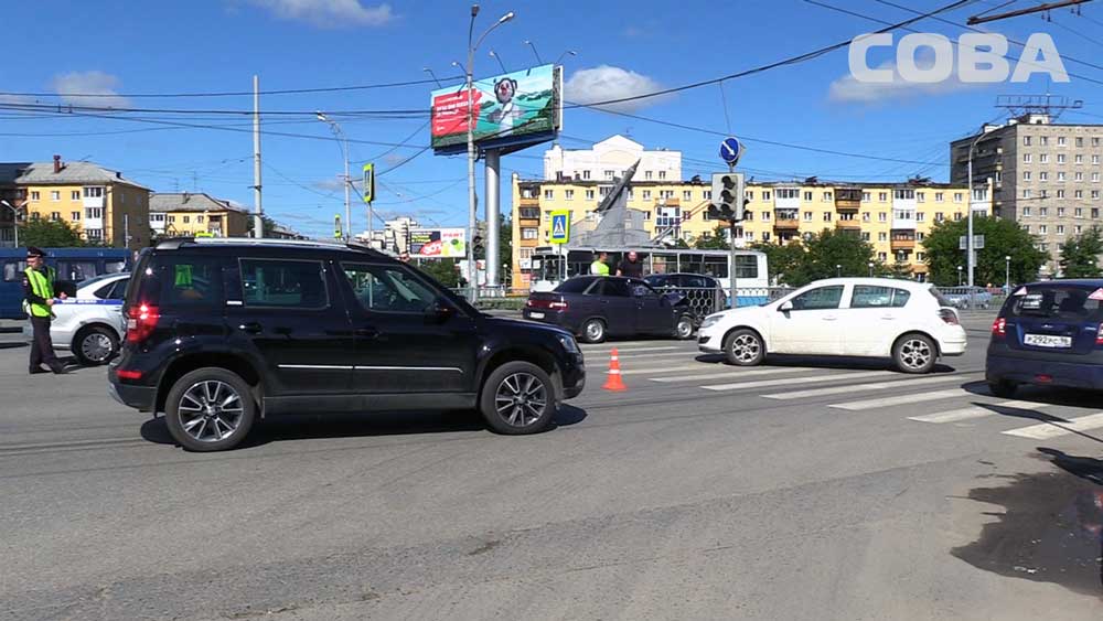 В Екатеринбурге схлестнулись «десятка» и Opel. Пострадал человек. ФОТО - Фото 2