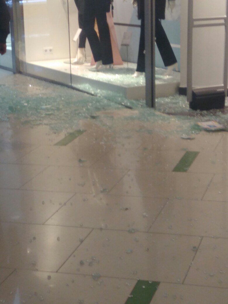 В одном из магазинов ТЦ «Радуга Парк»  обрушилась витрина - Фото 2