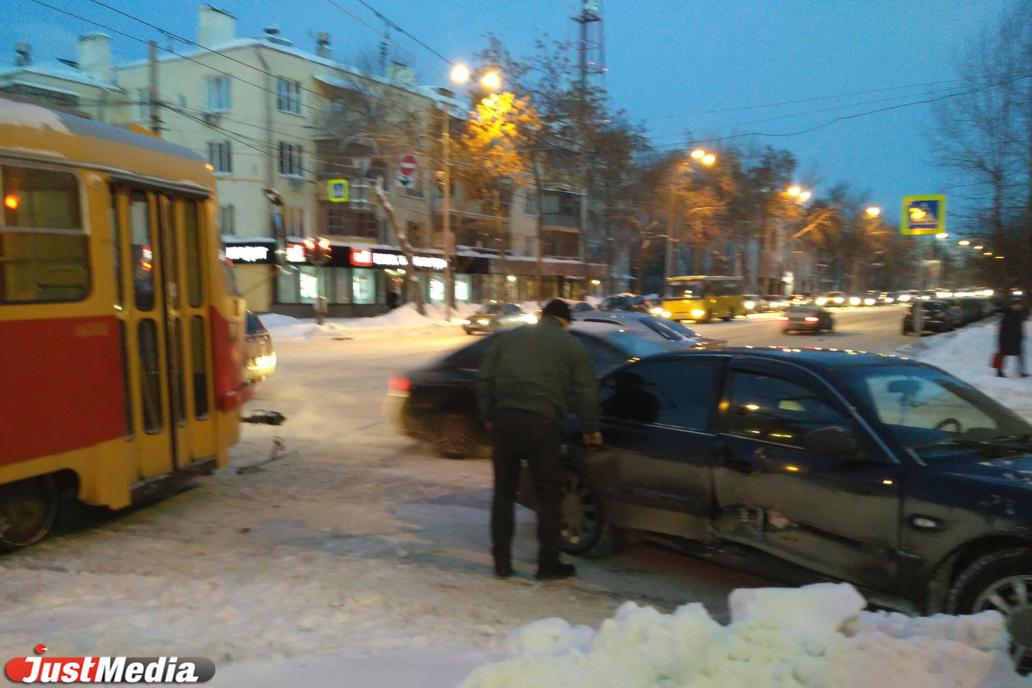 Hyundai-нарушитель парализовал движение трамваев на Луначарского. ФОТО - Фото 3