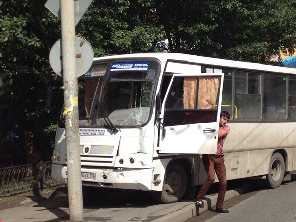 В центре Екатеринбурга автобус въехал в столб - Фото 3