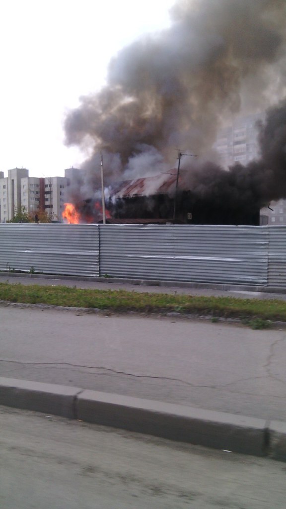 Крупный пожар в Екатеринбурге: рядом с заправкой на улице Халтурина горит деревянный дом. ФОТО - Фото 11