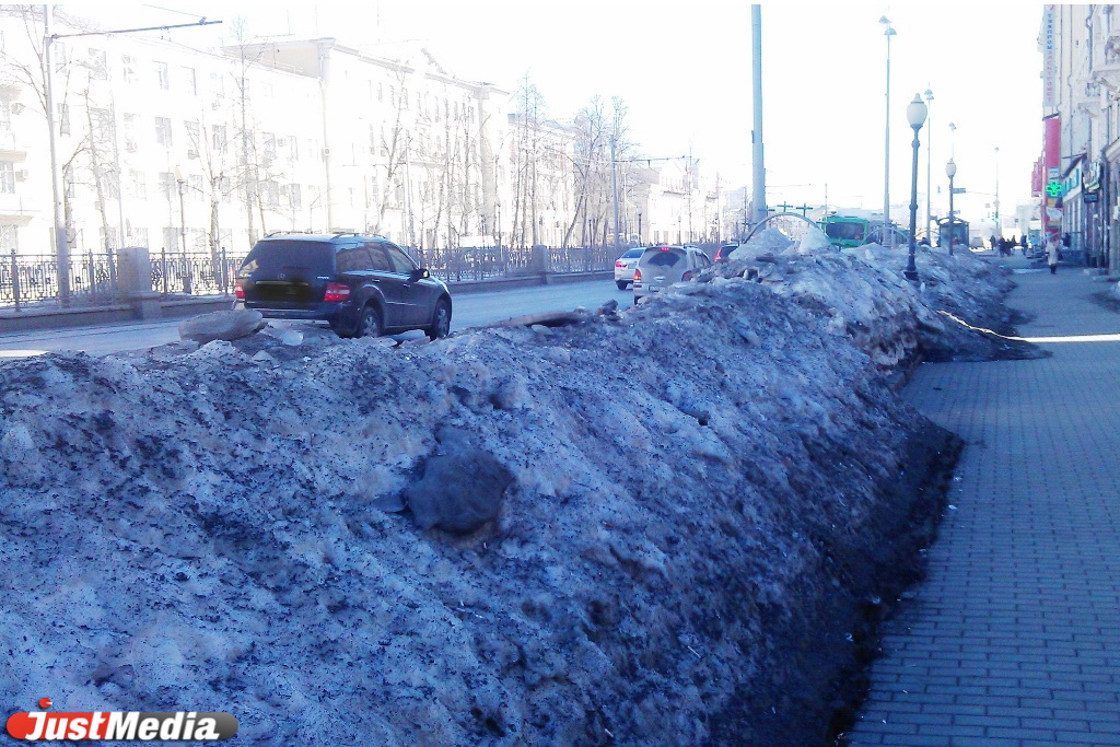 Екатеринбург украсили горы черного снега. Горожане жалуются, что ночами не видят снежные завалы. ФОТО - Фото 8