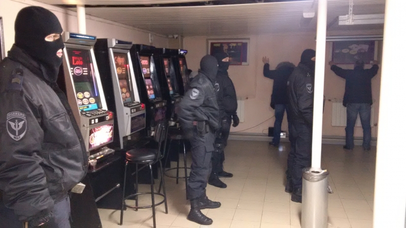 Полиция накрыла подпольное казино в коттедже на Уктусе. ФОТО - Фото 5