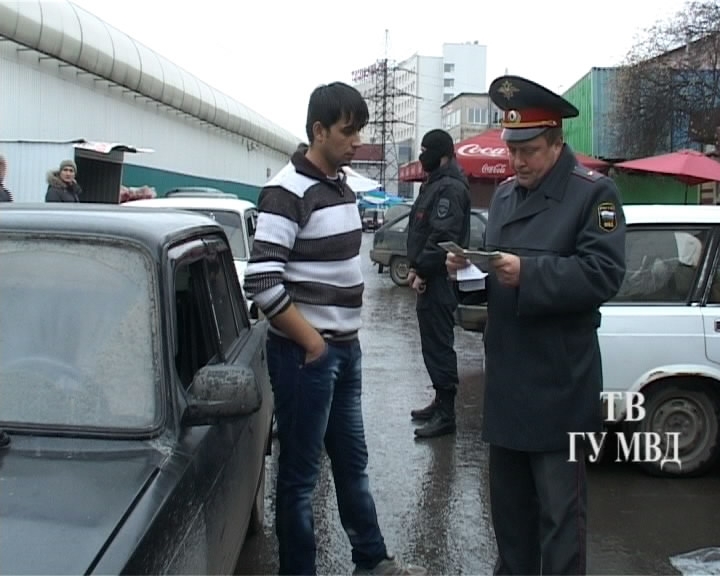 Полицейские вывезли с рынка в Екатеринбурге 144 мигранта с «подозрительными» документами - Фото 5
