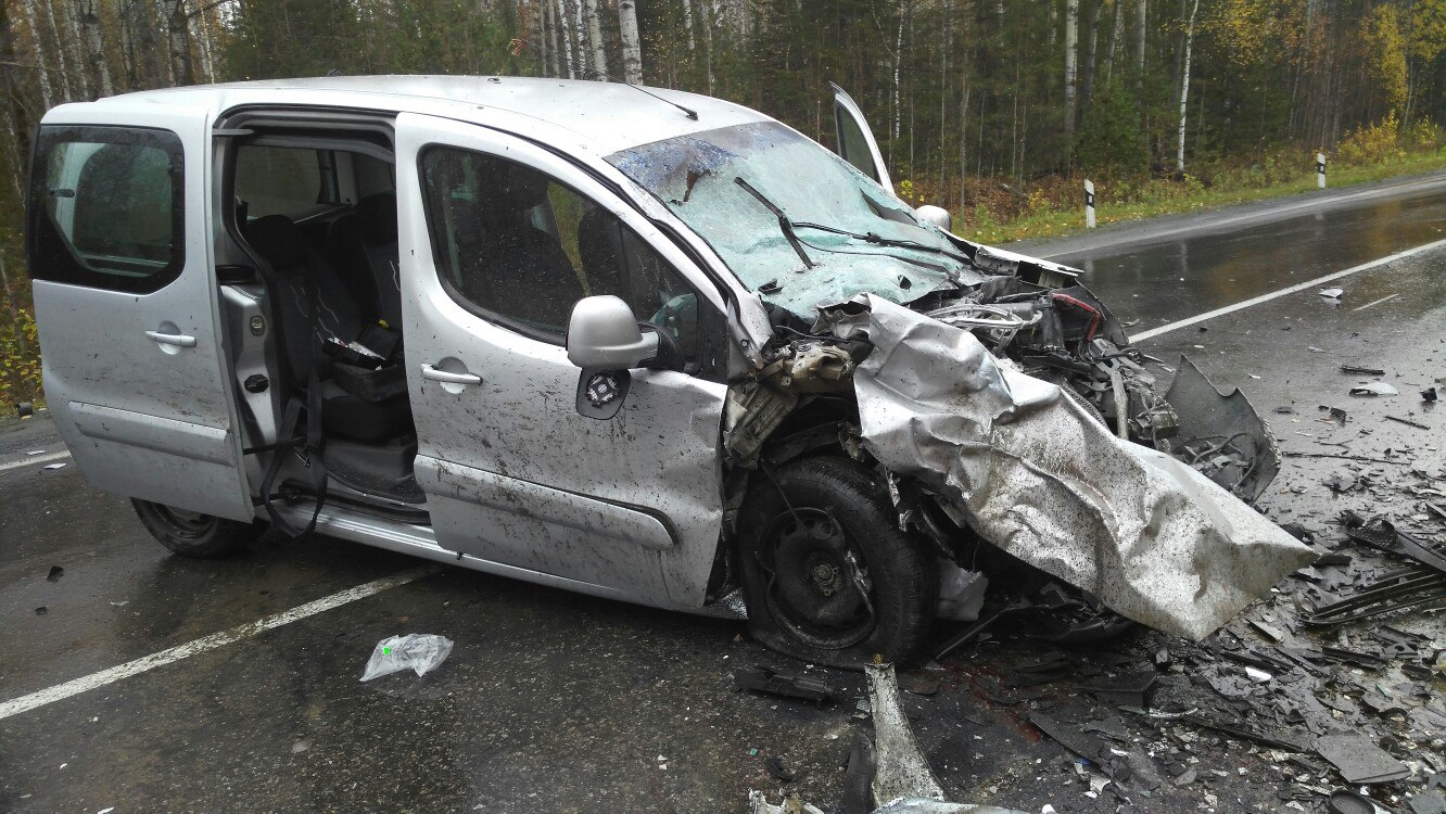 Между Первоуральском и Шалей столкнулись Subaru и Peugeot. Один человек погиб, четверо ранены - Фото 3