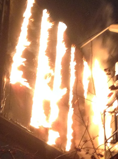 Сегодня ночью в центре города горел рекламный щит - Фото 2