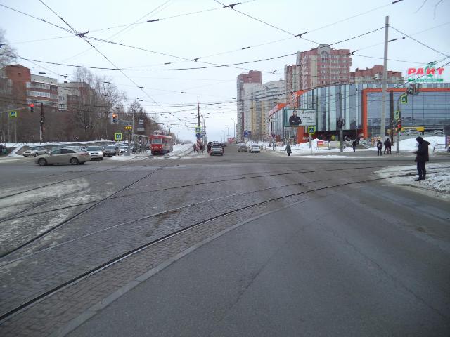 В Екатеринбурге водитель Subaru сбил пешехода, который перебегал на красный. ФОТО - Фото 2