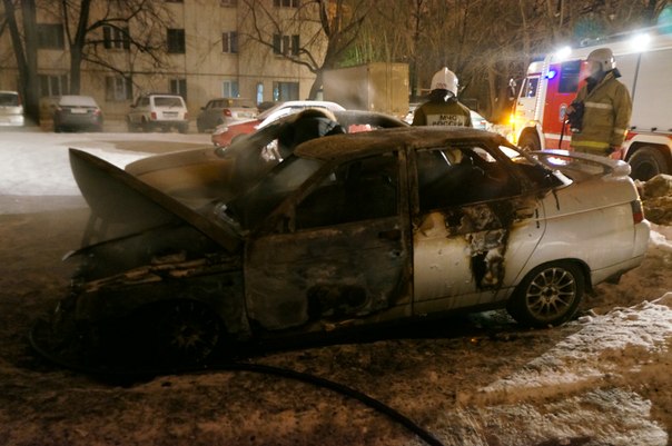 На Эльмаше ночью сгорели две машины. Владелец одного из авто предположил, что это поджог  - Фото 3