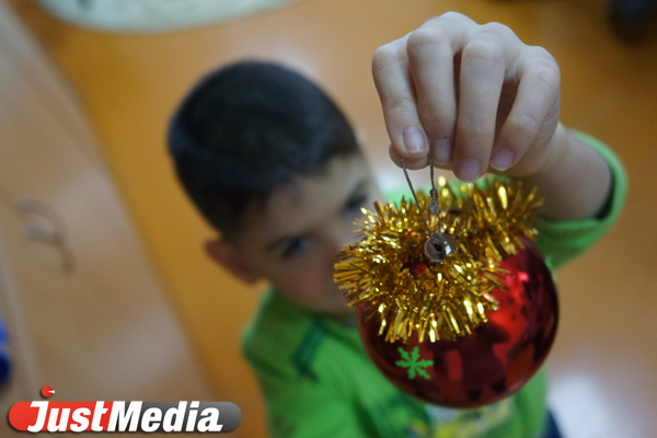 Надежда на чудо от Деда Мороза. В детских домах оформляют елочные шары и загадывают желания - Фото 6