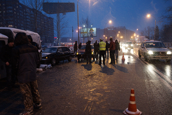 На улице Ткачей автомобиль сбил двух мужчин, ремонтировавших свою машину - Фото 3
