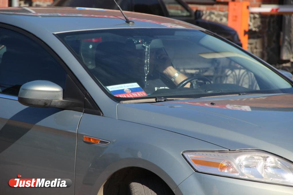 Екатеринбургские служители Фемиды сами нарушают закон. Автомобиль областного суда припарковался на тротуаре - Фото 3