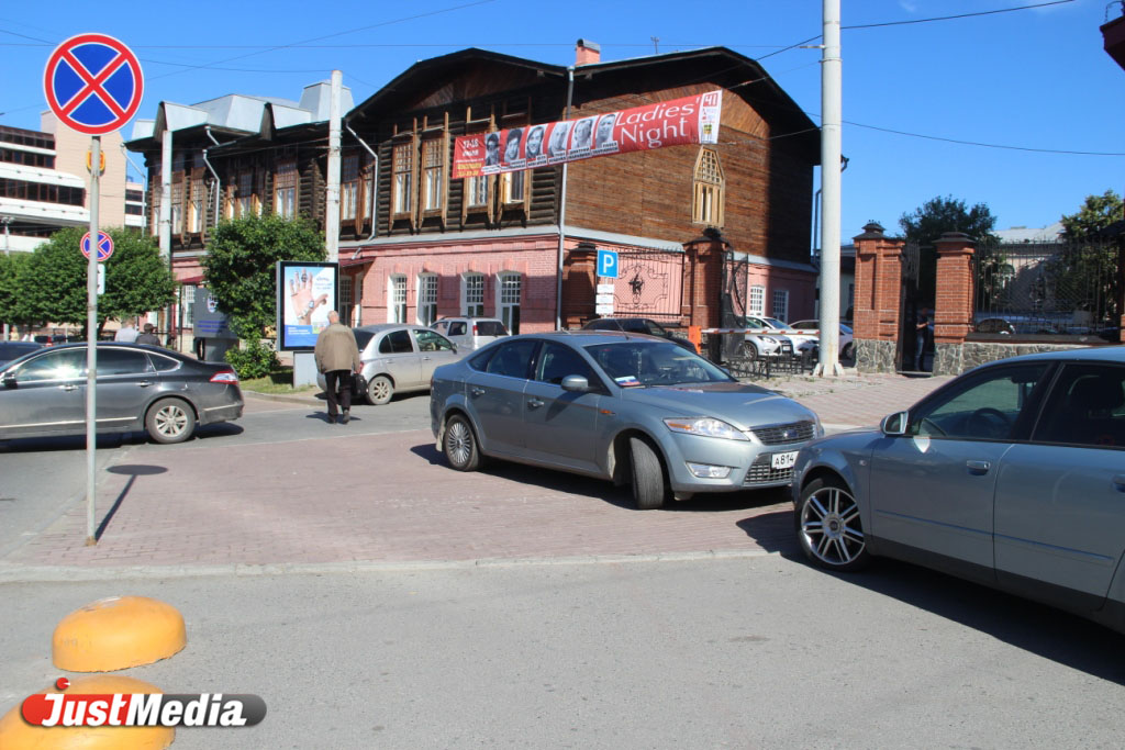 Екатеринбургские служители Фемиды сами нарушают закон. Автомобиль областного суда припарковался на тротуаре - Фото 2