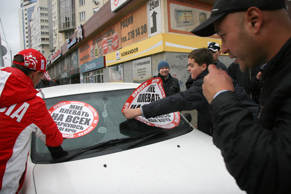В Екатеринбурге на участницу движения «СтопХам» напал водитель с балонником. ВИДЕО - Фото 2