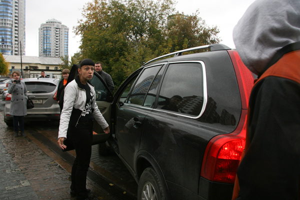 В Екатеринбурге на участницу движения «СтопХам» напал водитель с балонником. ВИДЕО - Фото 4