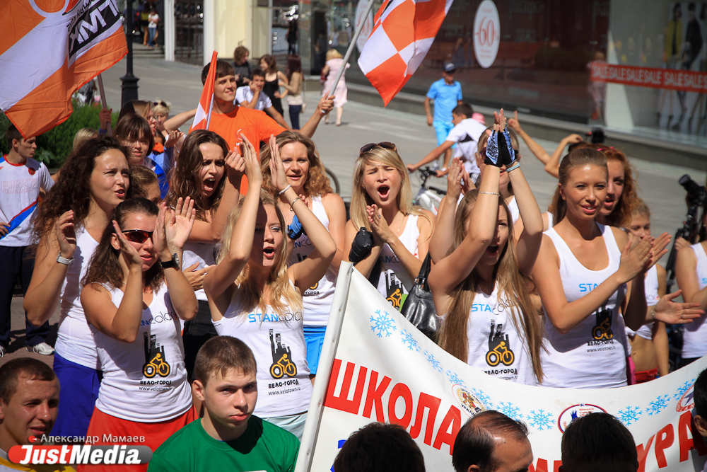 Свердловские болельщики и 35 самых красивых девушек города сделали Олимпийскую зарядку - Фото 4