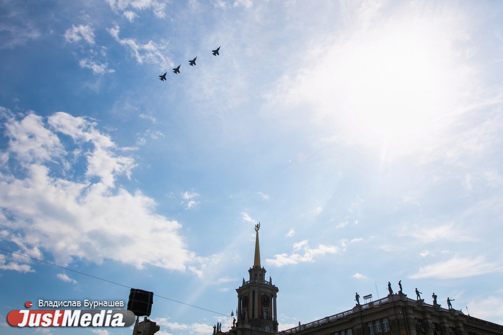 Над Екатеринбургом промчались военные вертолеты и истребители. ФОТО - Фото 4