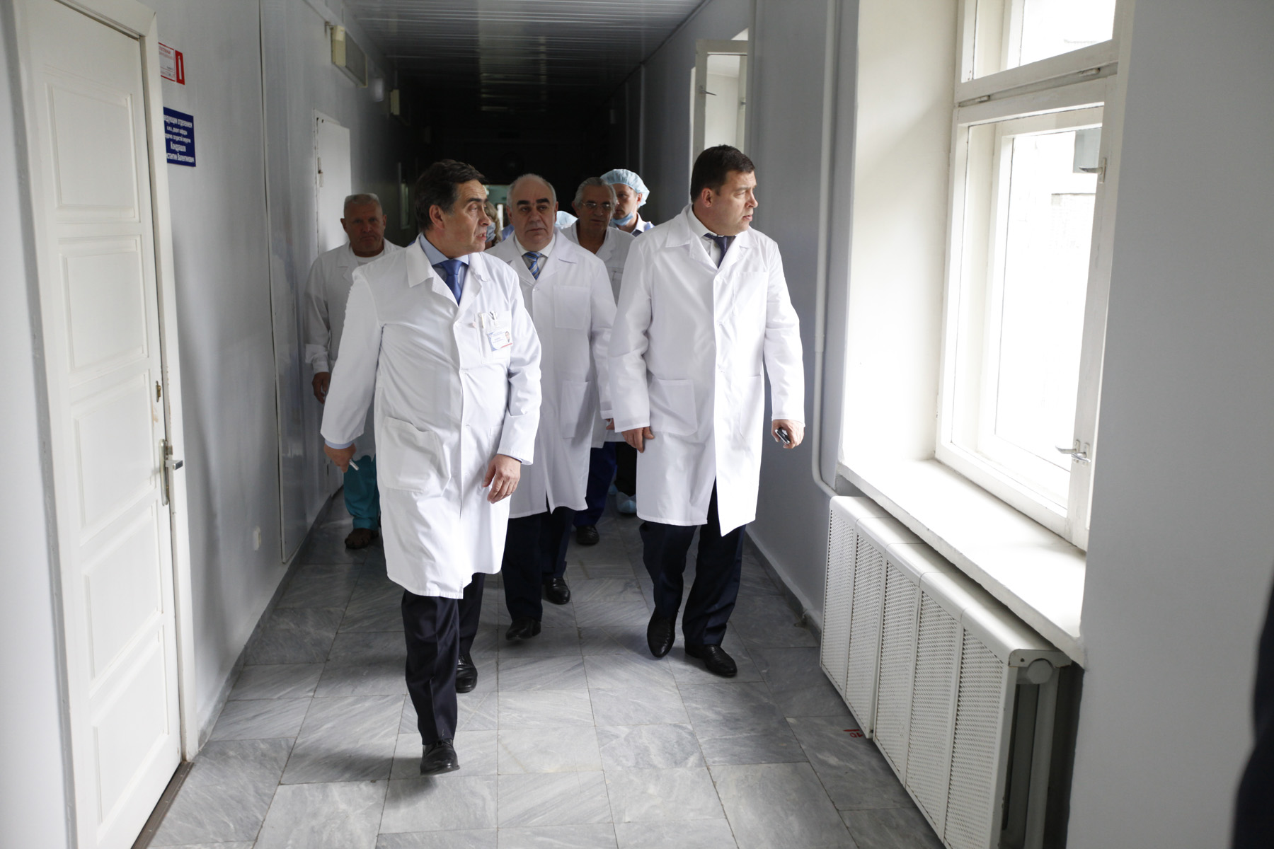 Губернатор меняет профессию. Евгений Куйвашев провел первую в своей жизни хирургическую операцию. ФОТО - Фото 3