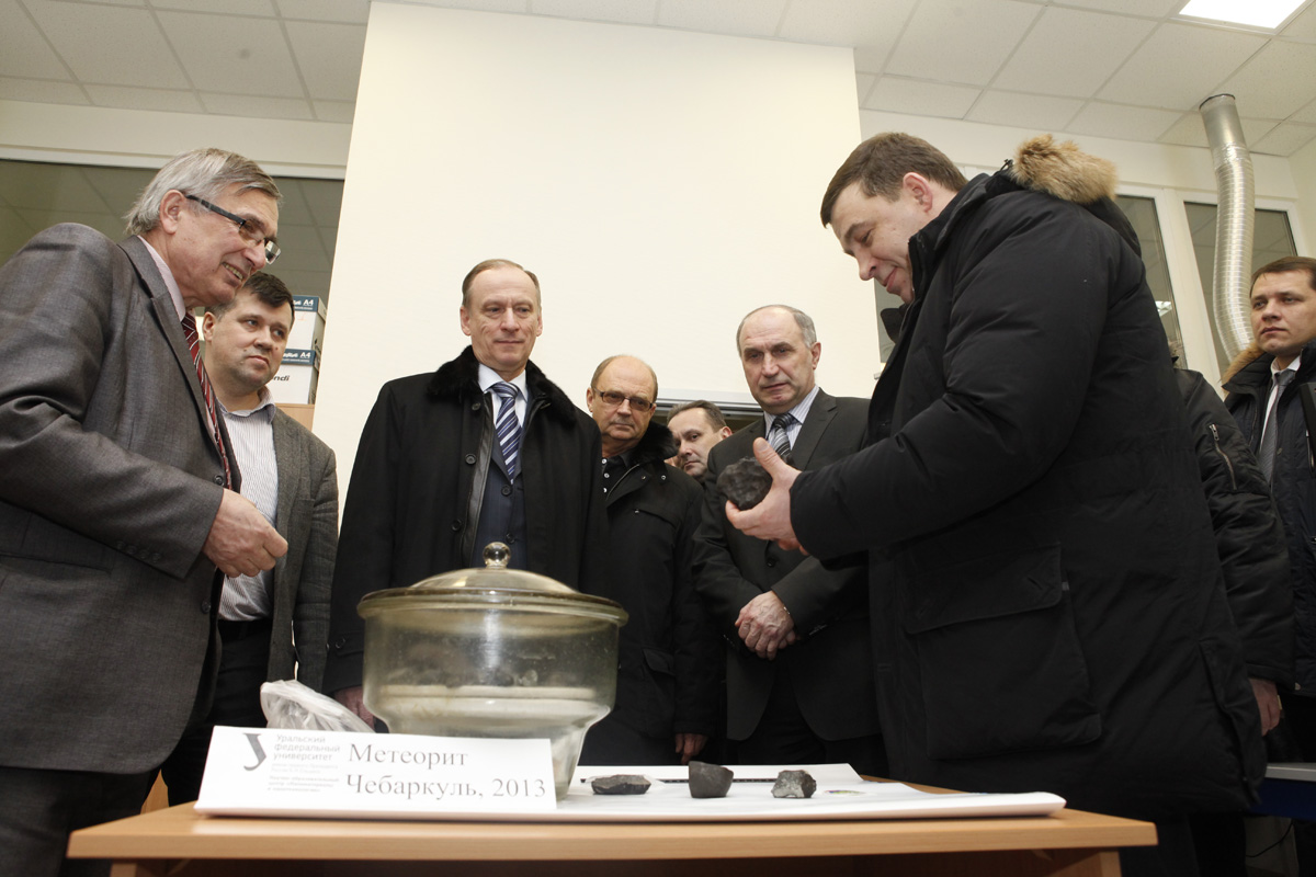 Николаю Патрушеву в УрФУ подарили осколок метеорита - Фото 4
