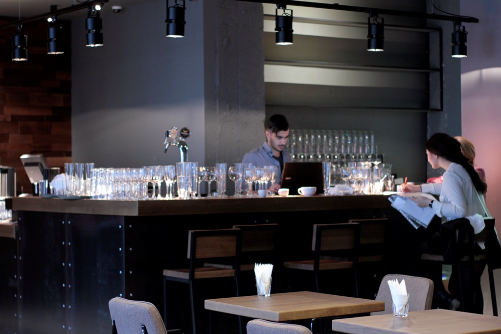 В здании «Арха» открылся бар Eleven с акцентом на мясо - Фото 3
