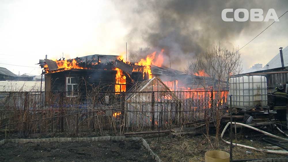На ВИЗе на площади 100 кв. метров горит частный дом. ФОТО - Фото 2
