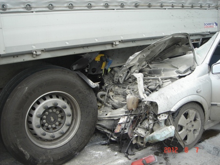 В Камышлове, въехав в грузовик, погиб водитель легковушки - Фото 2