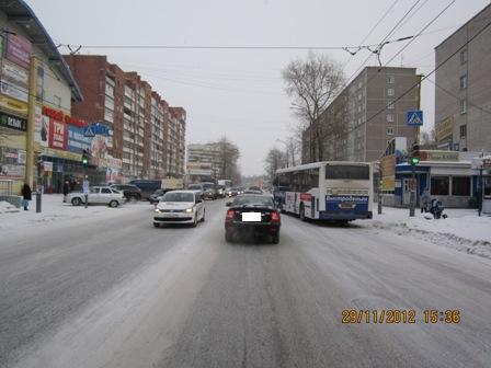В Екатеринбурге водитель автобуса сбил пешехода, переходившего дорогу на зеленый свет - Фото 2