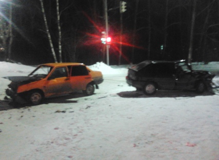 В Североуральске два ВАЗа не поделили дорогу. Пострадали пять человек - Фото 2