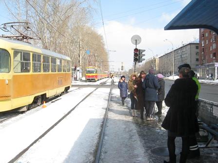В Екатеринбурге трамвай сбил ребенка, перебегавшего дорогу на красный свет - Фото 2