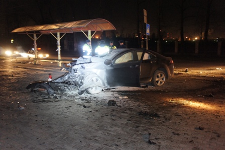 В Нижнем Тагиле водитель иномарки врезался в столб освещения - Фото 2