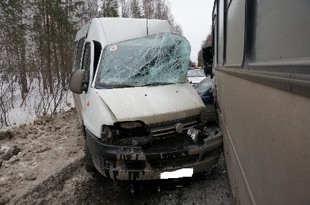 В Екатеринбурге автобус, выехав на встречную, врезался в минивэн. Пострадали два человека - Фото 3