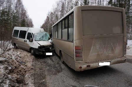 В Екатеринбурге автобус, выехав на встречную, врезался в минивэн. Пострадали два человека - Фото 4