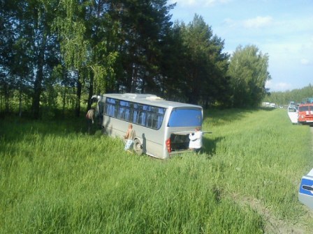 На трассе Екатеринбург—Тюмень столкнулись автобус и легковушка. Пострадали оба водителя - Фото 2