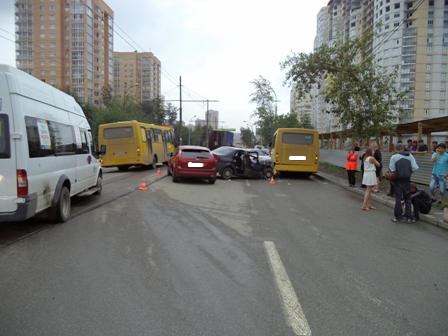 В Екатеринбурге пьяный водитель «Рено» столкнулся с двумя легковушками и автобусом  - Фото 2