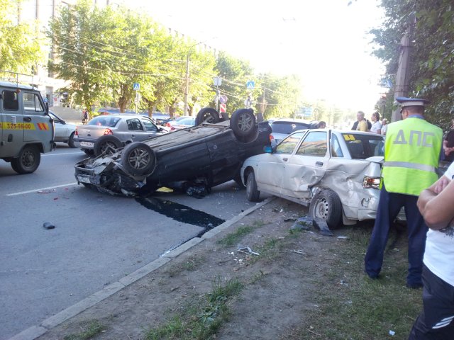 В Екатеринбурге столкнулось четыре машины. Виновник скрылся с места ДТП - Фото 3