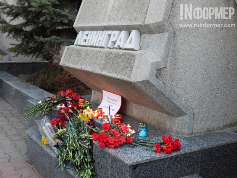 «Нас не запугать». Вся Россия выходит на акции, посвященные памяти жертв вчерашнего теракта в Питере - Фото 10