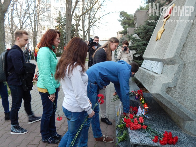 «Нас не запугать». Вся Россия выходит на акции, посвященные памяти жертв вчерашнего теракта в Питере - Фото 12