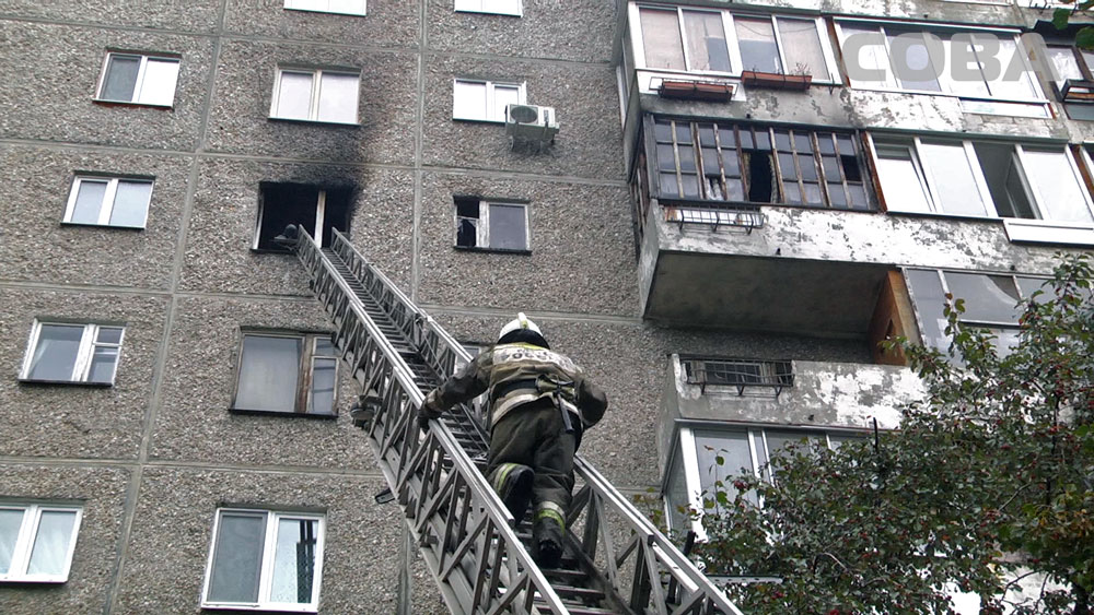 В Екатеринбурге в многоэтажке сгорела квартира. Из здания эвакуировали 30 человек. ФОТО - Фото 3