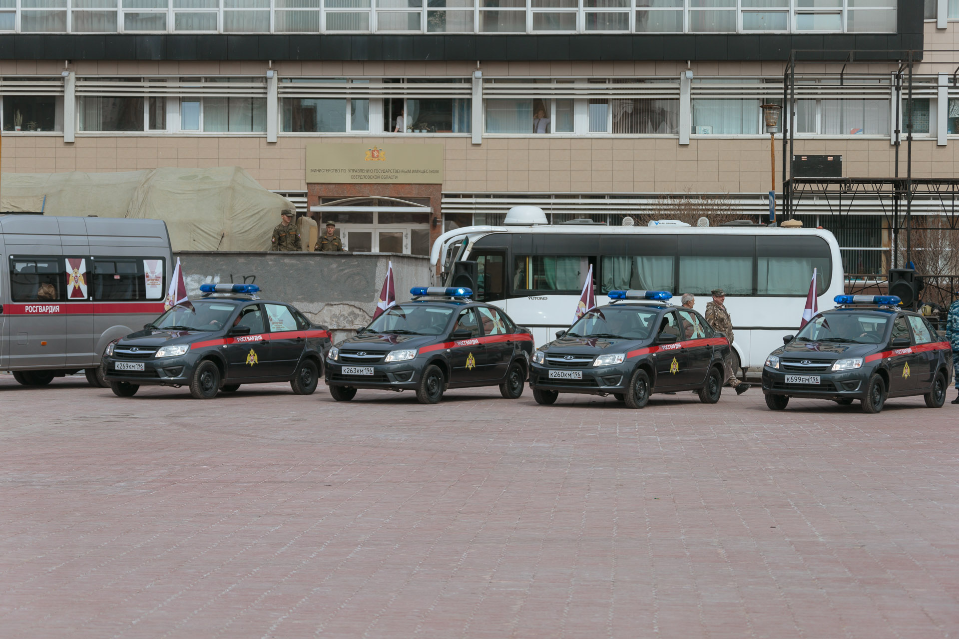 Евгений Куйвашев дал старт всероссийскому автопробегу в честь Дня Победы. Самому старшему участнику - 94 года - Фото 4