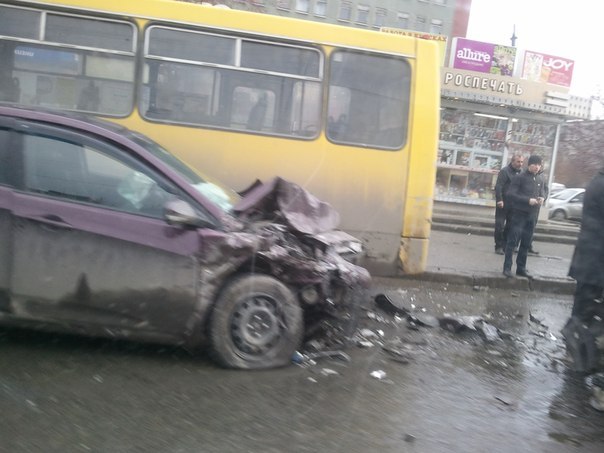 В Екатеринбурге лихач на иномарке спровоцировал массовое ДТП с четырьмя машинами и автобусом - Фото 3